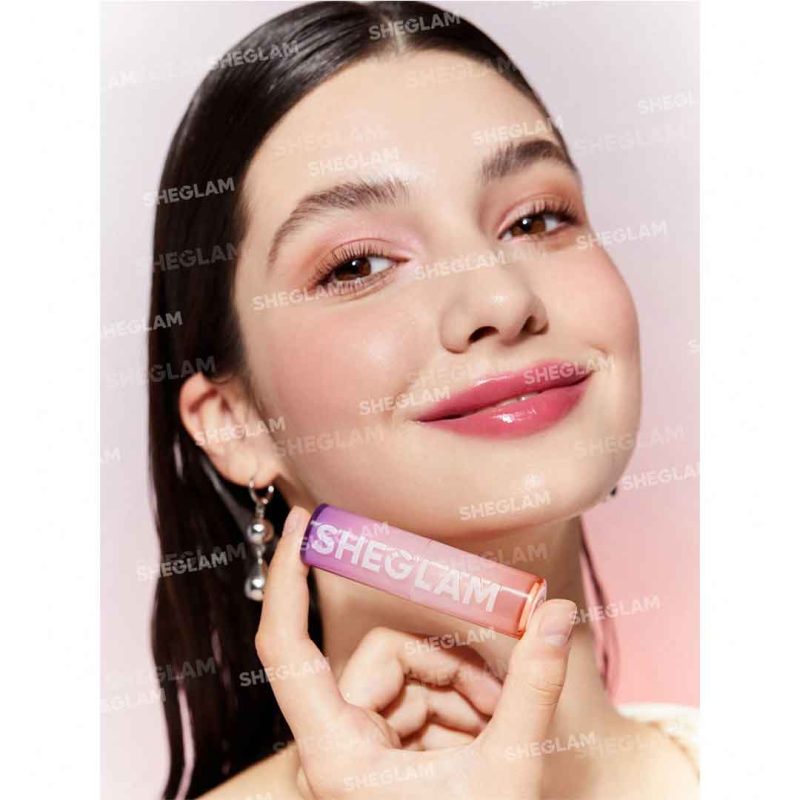 جلوه‌ای دراماتیک و جذاب با رنگ Rule Breaker – قرمز عمیق و ظریف، پوشش کامل بدون پخش‌شدن یا ترک لب – شیگلم