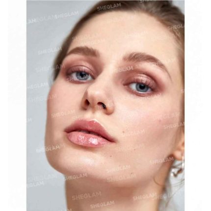 جلوه‌ای شفاف با رنگ صورتی ملایم و طبیعی، افزایش درخشش و طراوت لب‌ها بدون چسبندگی یا سنگینی – شیگلم