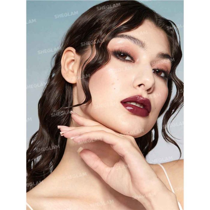 رنگ بنفش تمشکی با درخشش خاص، جلوه‌ای حجیم و شاداب روی لب‌ها بدون ایجاد چسبندگی یا حس سنگینی – شیگلم