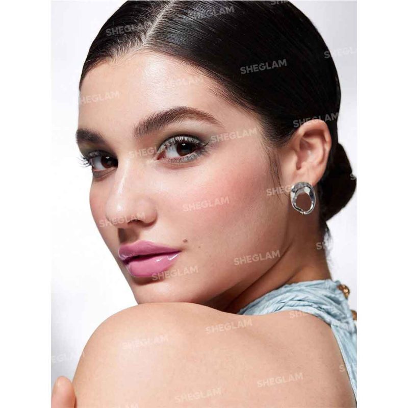 رنگ صورتی خنک و لطیف، فینیش براق با حجم‌دهی ملایم، حس تازه و جذاب روی لب‌ها بدون چسبندگی یا احساس سنگینی – شیگلم