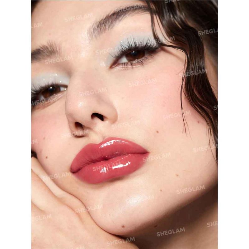 رنگ صورتی دخترانه با درخشش دلنشین، جلوه‌ای لطیف، شفاف و حجیم روی لب‌ها بدون ایجاد سنگینی – شیگلم