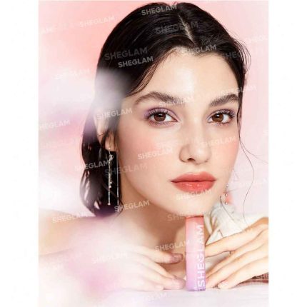 رنگ صورتی-قهوه‌ای گرم با جلوه صاف و نرم؛ پوشش دقیق و بدون ترک‌خوردگی، جلوه‌ای طبیعی و جذاب برای انواع تیپ آرایشی – شیگلم