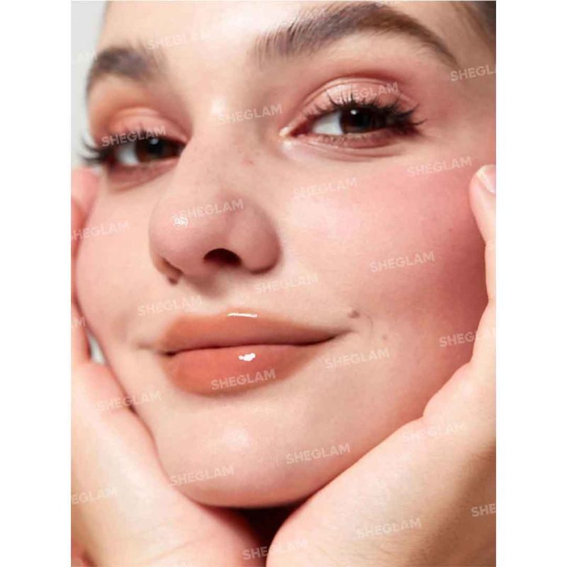 رنگ صورتی مایل به نود با درخشش طبیعی و حجم‌دهی ملایم؛ بدون ایجاد حس چرب یا خطوط اضافه — تأکیدی بر ظاهر پر و جذاب لب‌ها – شیگلم