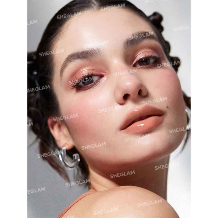 رنگ صورتی گل‌بهی با افکت درخشان، جلوه‌ای تازه و پرنشاط روی لب‌ها ایجاد می‌کند، بدون ماسیدگی یا خشکی – شیگلم