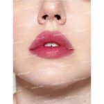 رنگ قرمز تند و براق با جلوه‌ای طبیعی و پرطراوت، بدون ترک یا خشکی روی لب، مناسب برای ظاهری زنده و جسور – شیگلم