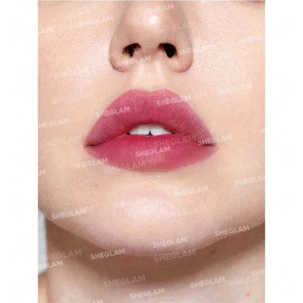 رنگ قرمز تند و براق با جلوه‌ای طبیعی و پرطراوت، بدون ترک یا خشکی روی لب، مناسب برای ظاهری زنده و جسور – شیگلم
