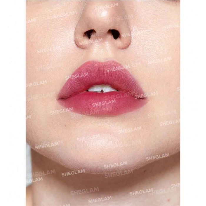 رنگ قرمز تند و براق با جلوه‌ای طبیعی و پرطراوت، بدون ترک یا خشکی روی لب، مناسب برای ظاهری زنده و جسور – شیگلم