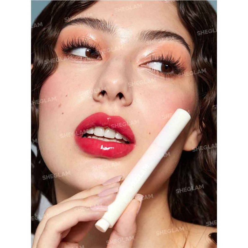 رنگ قرمز درخشان با افکتی آبدار و حجیم، بدون ایجاد سنگینی یا ماسیدگی، مناسب برای داشتن لب‌هایی گیرا و جذاب – شیگلم