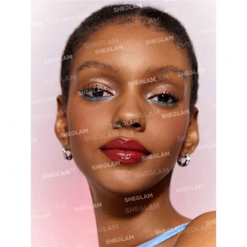 رنگ قرمز زنده و برجسته با براقیتی طبیعی؛ جلوه‌ای جسورانه و شاداب، بدون پخش شدن یا خشک‌شدن لب – شیگلم