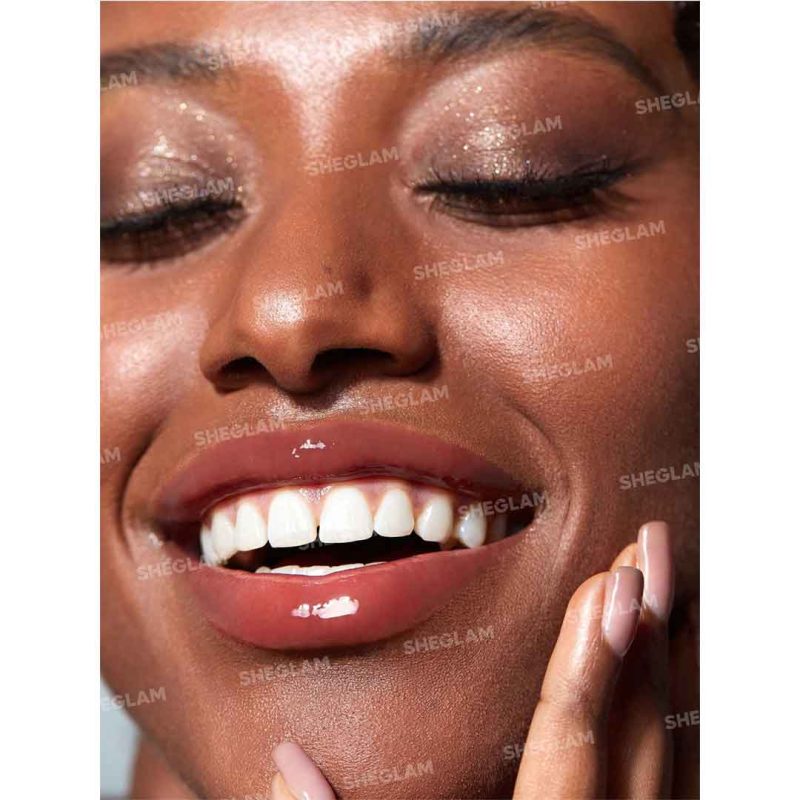 رنگ قهوه‌ای سوخته با درخشش لطیف، پوشش یکنواخت و براق بدون ایجاد چسبندگی، جلوه‌ای طبیعی و حجیم برای لب‌ها – شیگلم