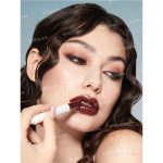 رنگ قهوه‌ای شکلاتی با جلوه‌ای درخشان و صاف، ایجاد ظاهری خاص و گرم روی لب‌ها بدون ماسیدگی یا چسبندگی – شیگلم
