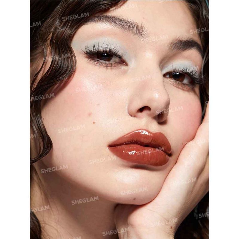 رنگ هلویی ملایم با درخشش طبیعی، جلوه‌ای شاداب و حجم‌دهنده روی لب‌ها بدون چسبندگی یا ماسیدگی – شیگلم