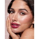 لب‌هایی براق با جلوه‌ای مخملی و نرم، بدون احساس سنگینی یا چسبندگی – شیگلم