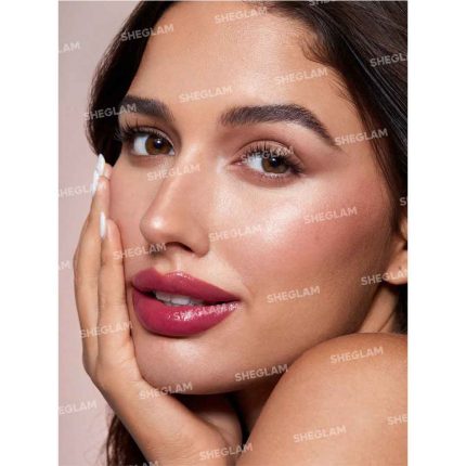 لب‌هایی براق با جلوه‌ای مخملی و نرم، بدون احساس سنگینی یا چسبندگی – شیگلم