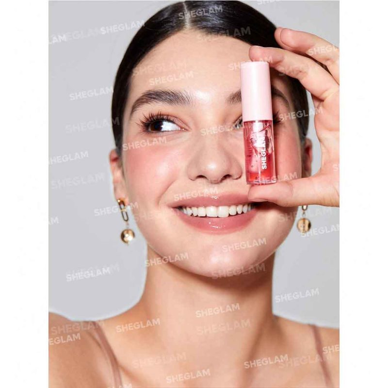 لب‌هایی براق و مرطوب با رنگ تمشکی شفاف، بدون چسبندگی و با جلوه‌ای طبیعی – شیگلم