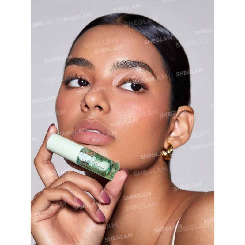 لب‌هایی درخشان، مرطوب و براق با جلوه‌ای غیرچسبنده و حس سبکی کامل – شیگلم