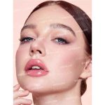 لب‌هایی شاداب و براق با جلوه‌ای صورتی ملایم، بدون چسبندگی و با حس سبکی کامل – شیگلم