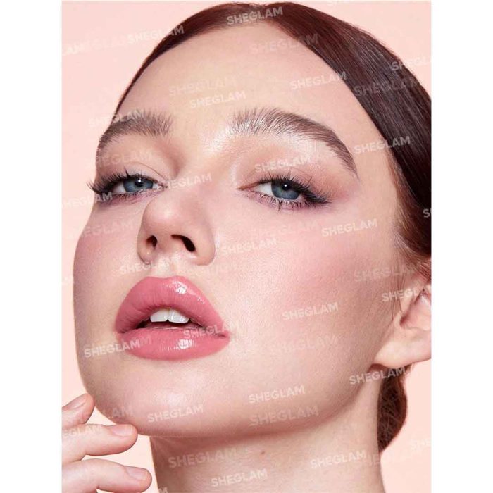 لب‌هایی شاداب و براق با جلوه‌ای صورتی ملایم، بدون چسبندگی و با حس سبکی کامل – شیگلم