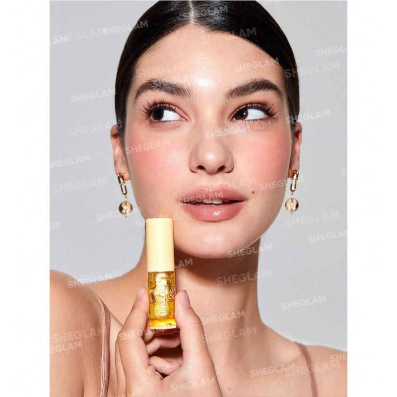 لب‌هایی مرطوب با جلوه‌ای تازه و طبیعی، بدون ایجاد حالت چسبنده یا سنگینی – شیگلم