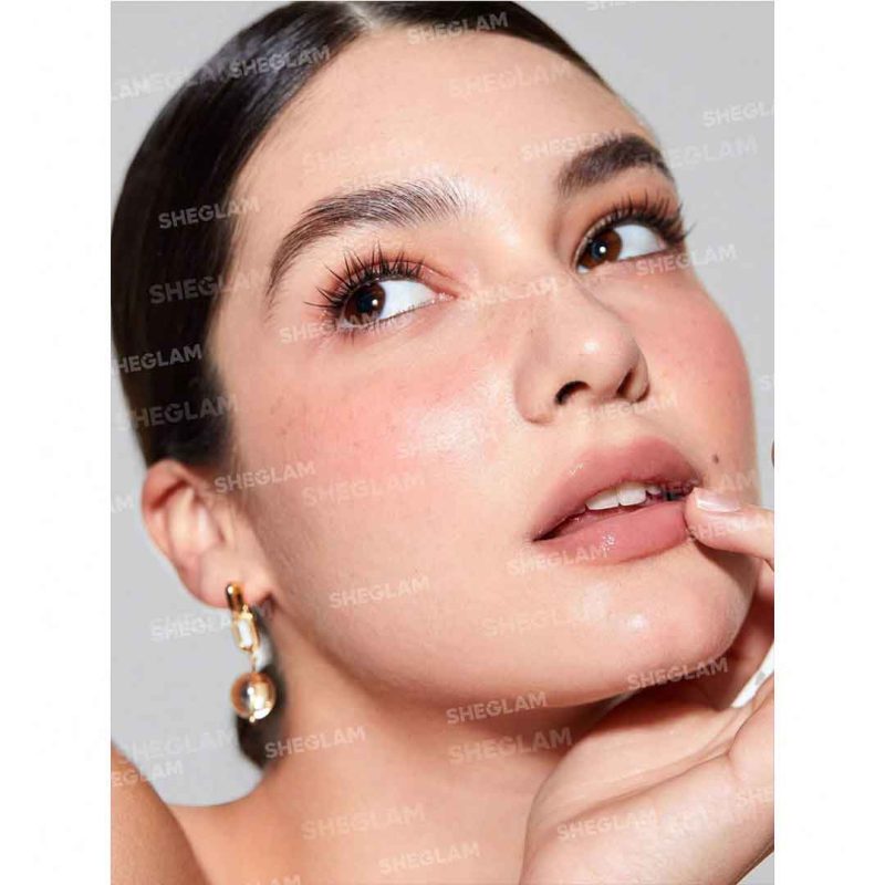 لب‌هایی مرطوب و براق با جلوه‌ای تازه و شیشه‌ای، بدون چسبندگی یا سنگینی – شیگلم