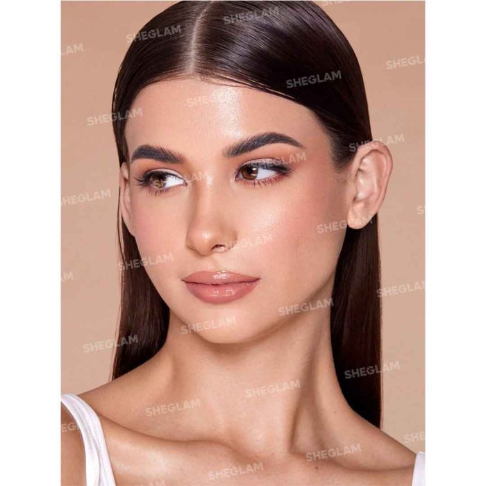 پوستی با نمای طبیعی، یکدست و سبک بدون ایجاد لایه سنگین، مناسب میکاپ روزمره–شیگلم